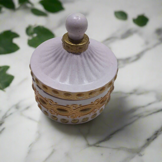 1.Pote: Detalhes Dourados.