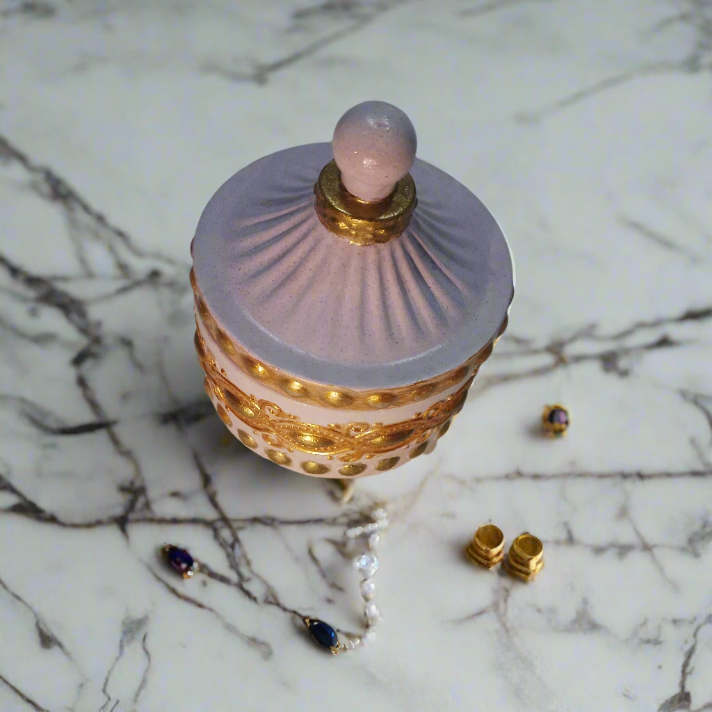 1.Pote: Detalhes Dourados.