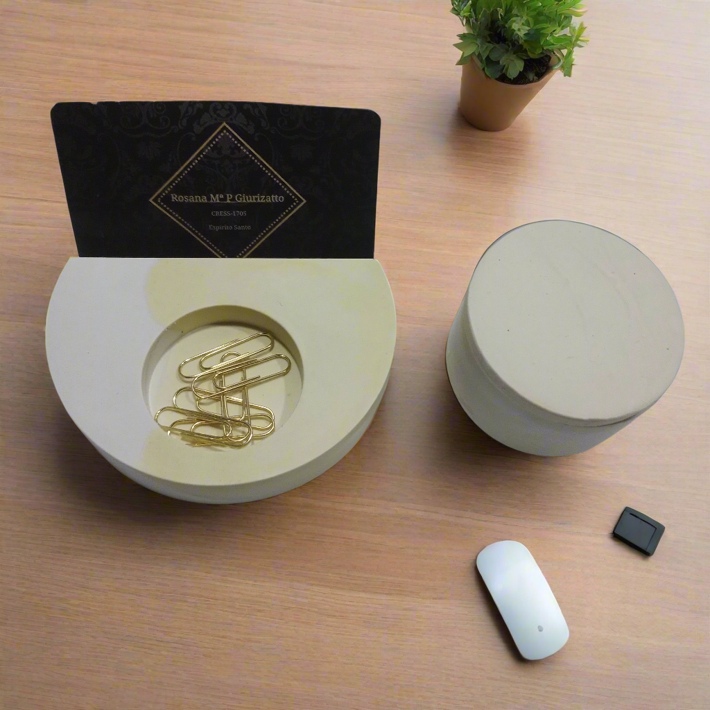 Recipientes para cartões e clipes, grampos.