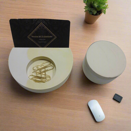 Recipientes para cartões e clipes, grampos.