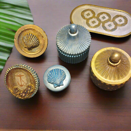 Dois potes, uma bandeja, dois objetos com concha e outros achados incrustados, tudo muito lindo!