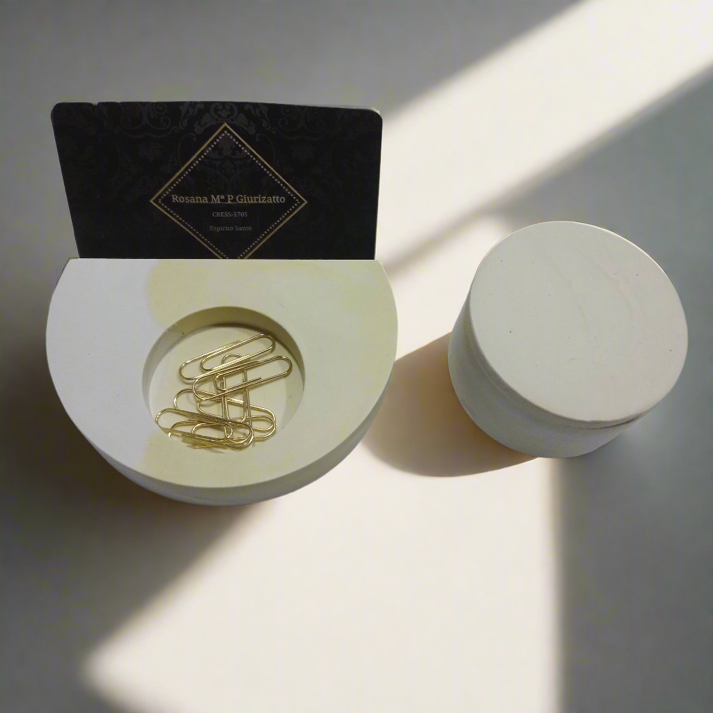 Recipientes para cartões e clipes, grampos.